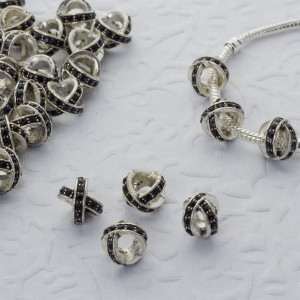 Koralik w srebrnym kolorze z kryształkami jet krzyż 5mm