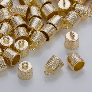 Okrągłe końcówki w kolorze złotym z kropeczkami 9,5mm