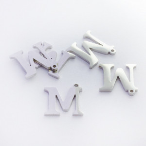 Zawieszka ze stali szlachetnej literka M w kolorze srebrnym 11mm
