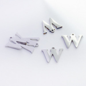 Zawieszka ze stali szlachetnej literka W w kolorze srebrnym 13 mm