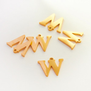 Zawieszka ze stali szlachetnej literka W w kolorze złotym 13 mm